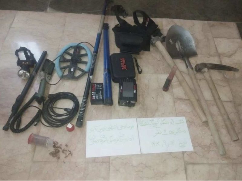 دو دستگاه فلزیاب و ۱۶۲ مهره تاریخی از حفاران غیرمجاز در دهلران کشف و ضبط شد