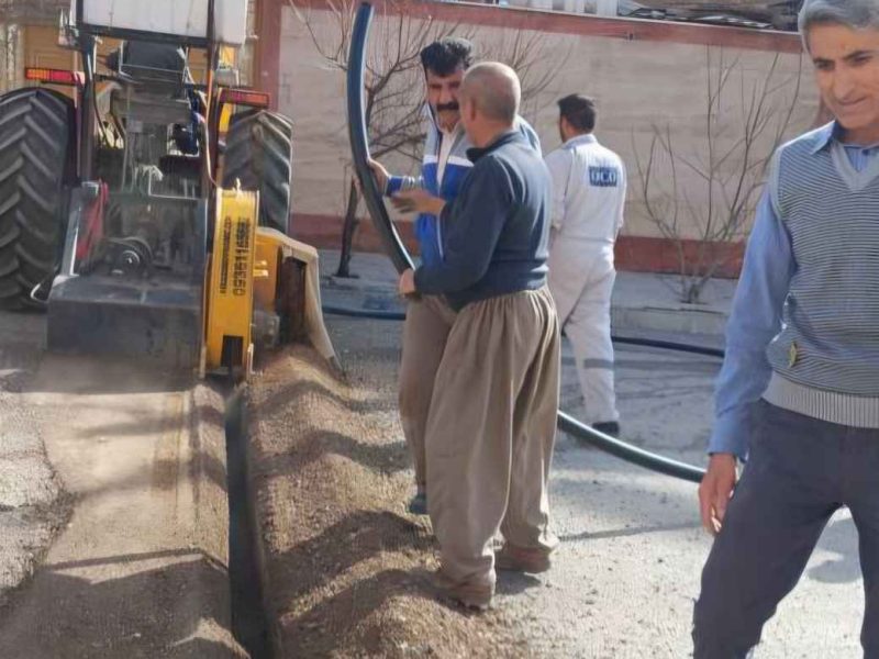 اجرای ۳۰۰ متر شبکه توزیع و رفع افت فشار آب در بهمن‌آباد