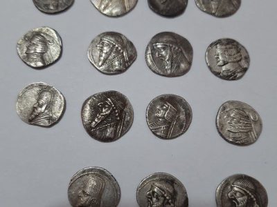 کشف ۱۵ سکه نقره تاریخی دوره اشکانی در دره‌شهر