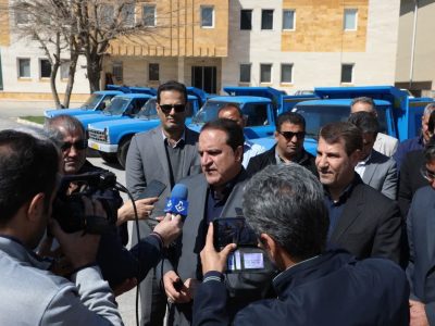 اهدا هفت دستگاه خودرو نیسان جک دار حمل زباله به شهرداری های استان 