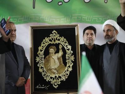 رونمایی از تمثال مشت گره‌کرده رهبر شهید در میدان ۲۲ بهمن ایلام
