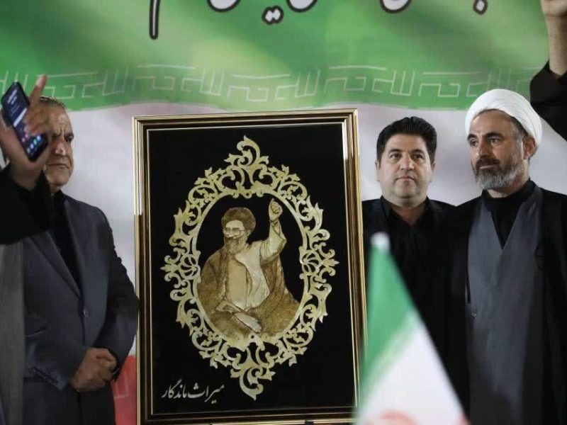 رونمایی از تمثال مشت گره‌کرده رهبر شهید در میدان ۲۲ بهمن ایلام