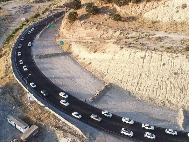 بیش از ۵۱۱ هزار خودرو در محورهای ورودی و خروجی ایلام تردد داشته‌اند 