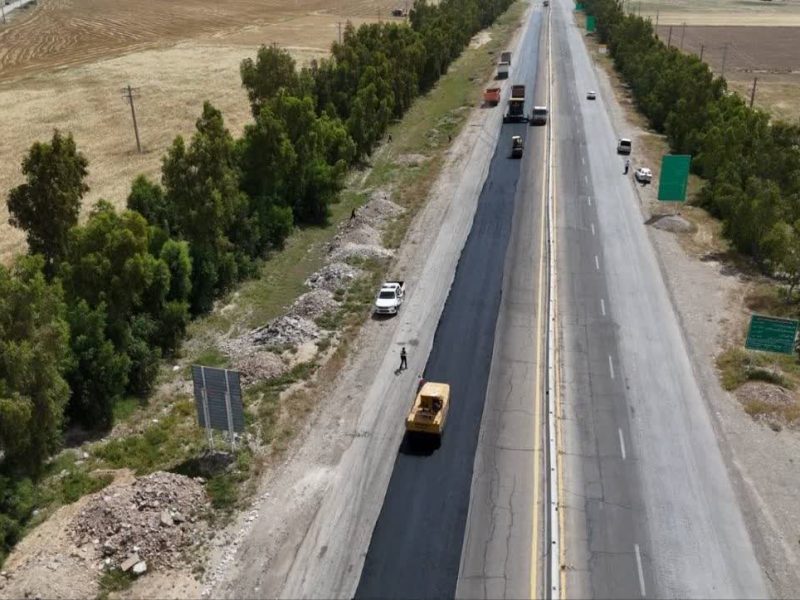 آغاز اجرای روکش آسفالت ۴۵ کیلومتر از محورهای ایلام و مهران