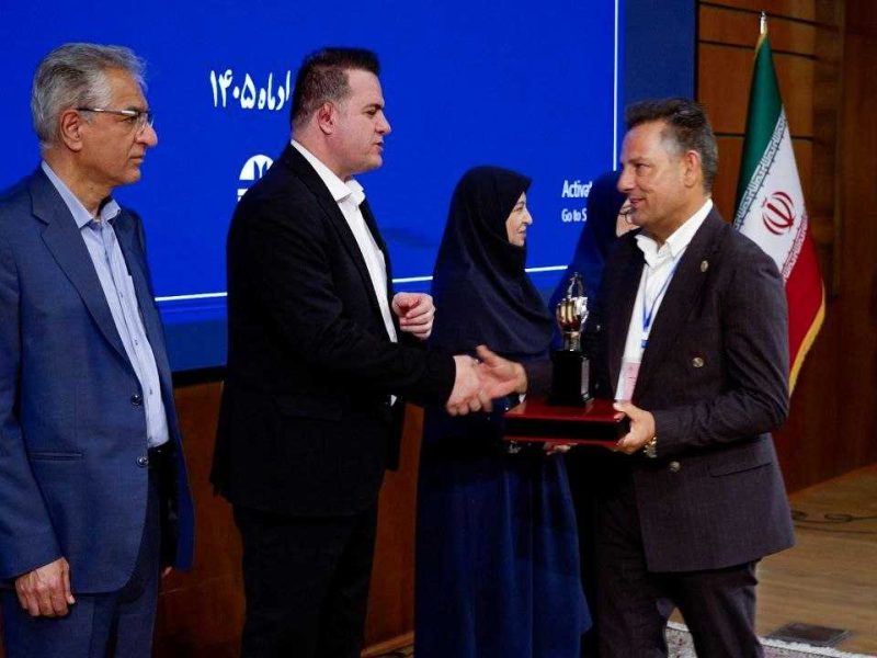 شرکت گاز استان ایلام تندیس سیمین واحد خدماتی سبز کشور را دریافت کرد